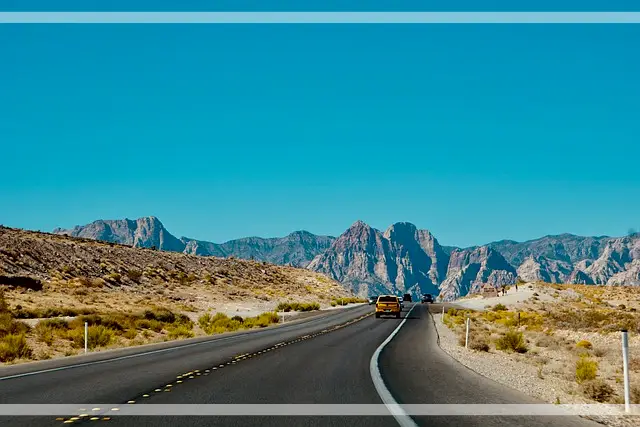 해외도로운전-산-긴-도로-자동차-도로-양-옆-모래언덕