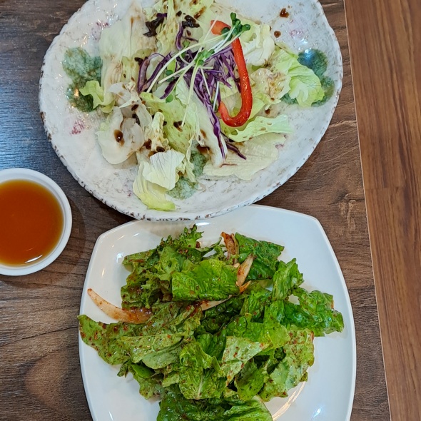 샐러드와 상추가 놓여 있습니다.