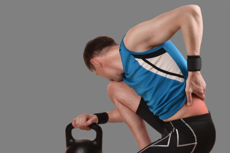 운동으로 몸에 무리가 온 남자