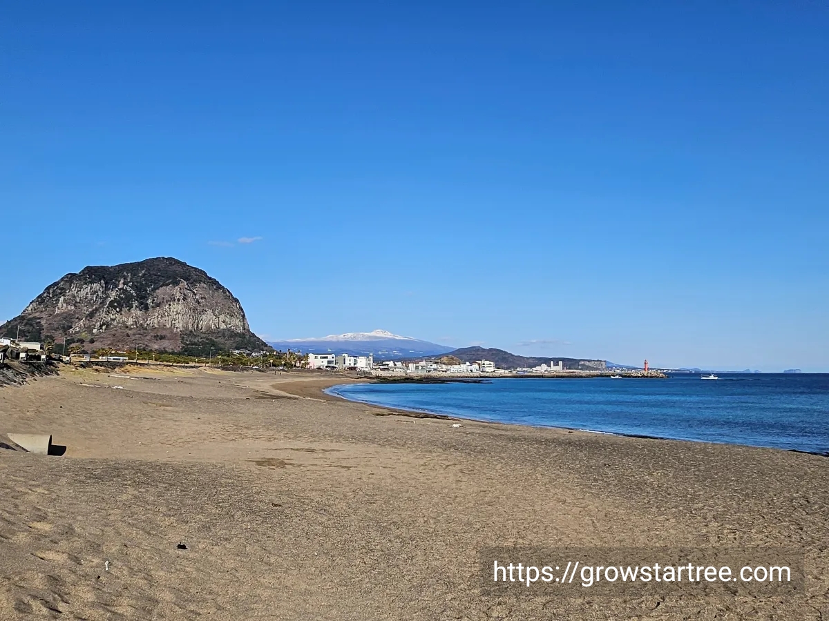 사계해변 뒤에 보이는 산방산과 눈덮인 한라산