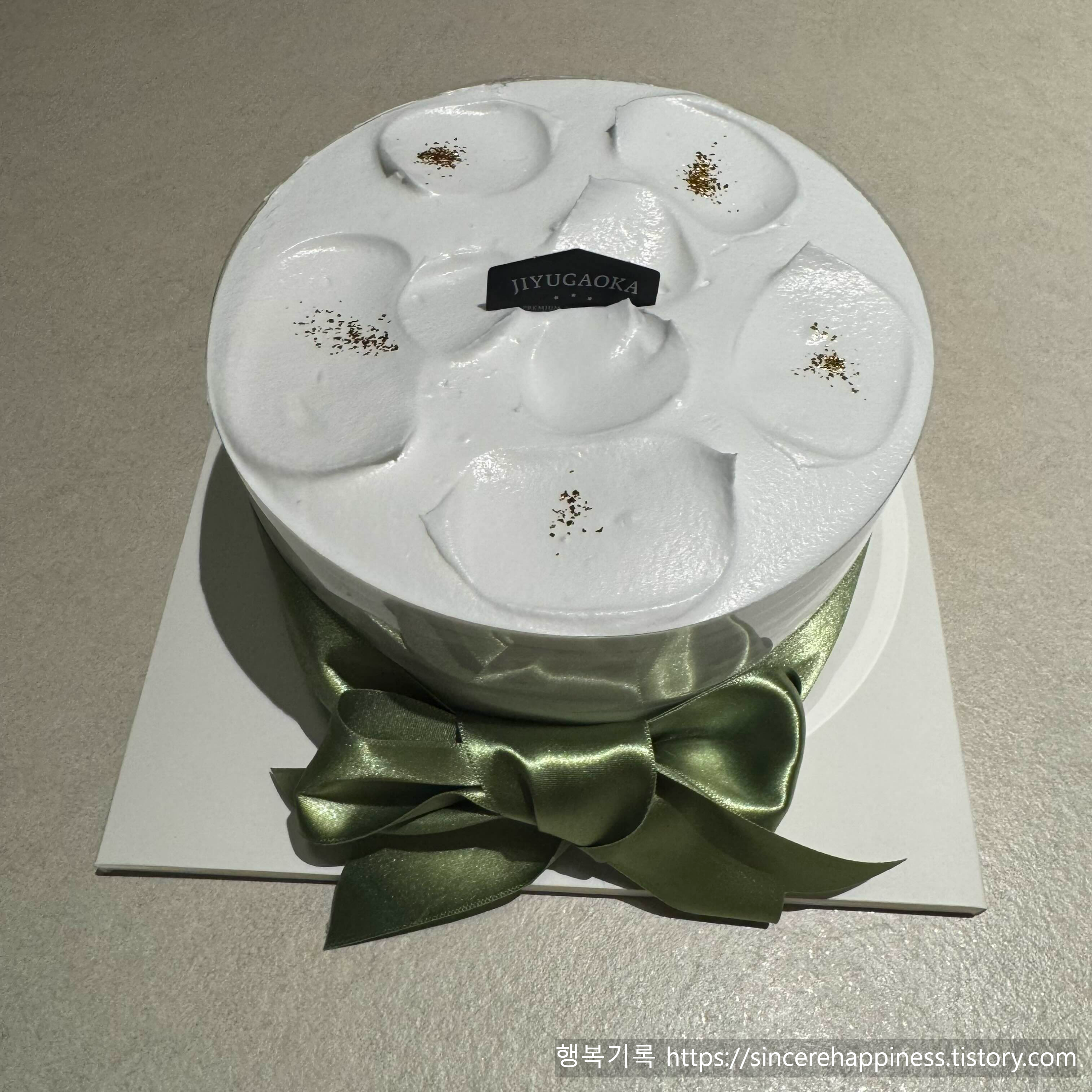 지유가오카 시그니처 시로이 케이크의 부드러운 마스카포네 크림과 녹색 리본 장식 실물