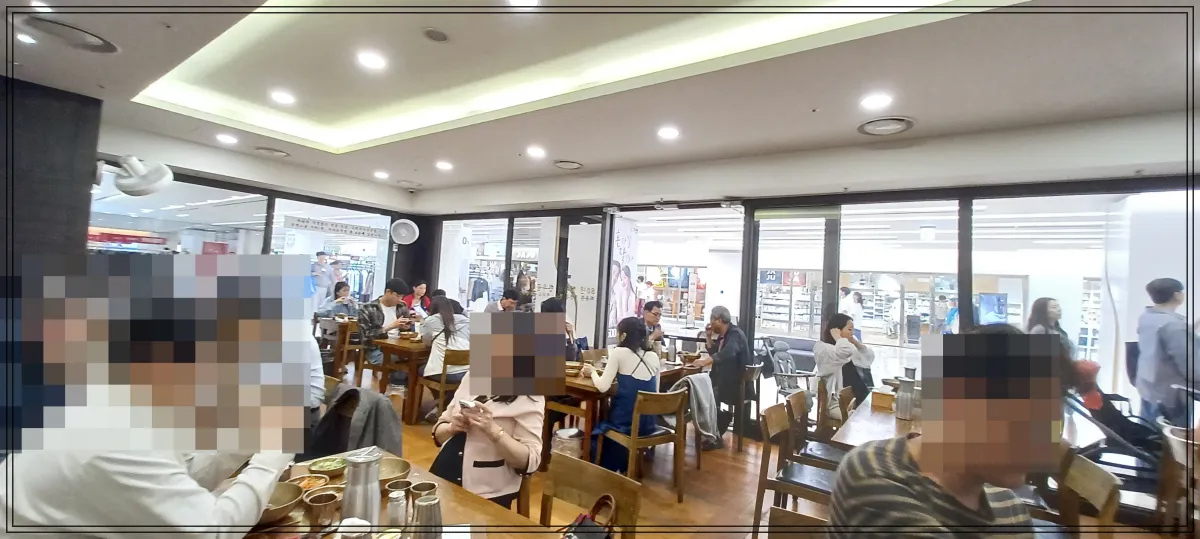 식당안에-테이블이-꽤-많이-있고-사람들이-꽉-차-있음