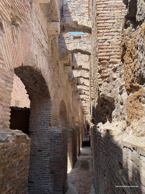 지하 아치형 구조