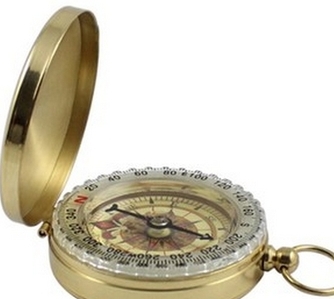 나침반과 지도를 이용해 현재 위치를 파악하는 삼각측량법 원리