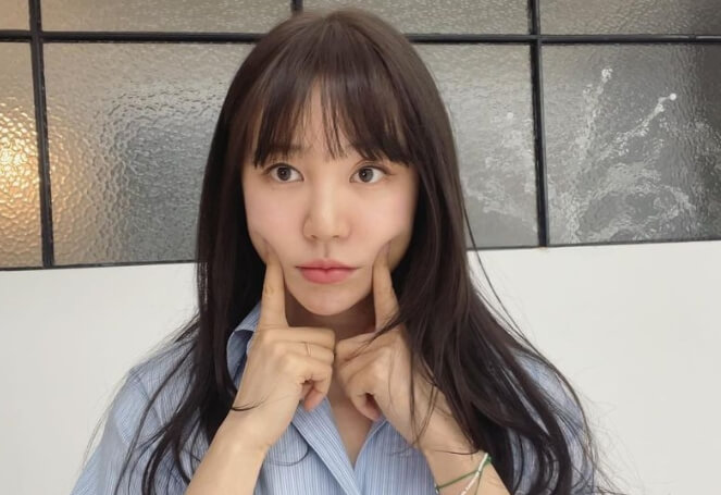 손가락으로볼을만지는-긴머리여성의모습