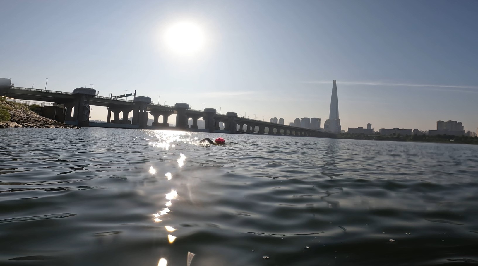 시야 확보의 기술 : 탁한 오픈워터에서 방향을 잃지 않는 헤드업 수영 전략