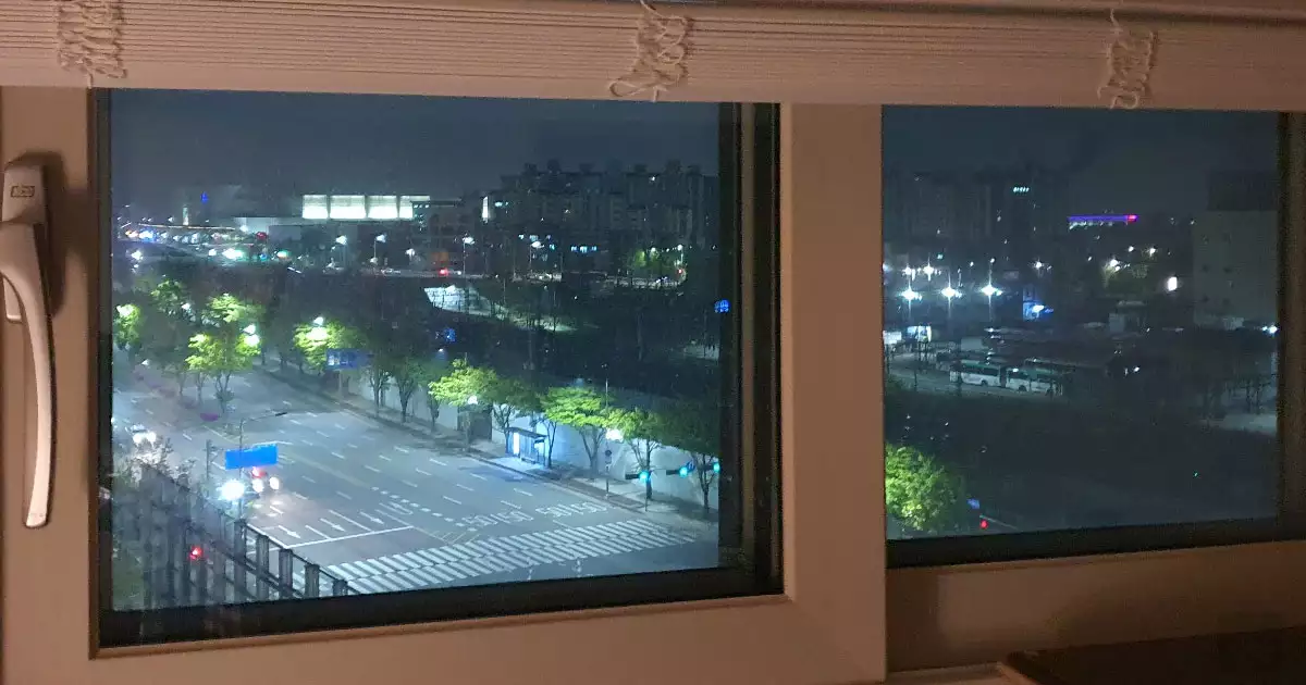 방안에서 보는 녹색조명