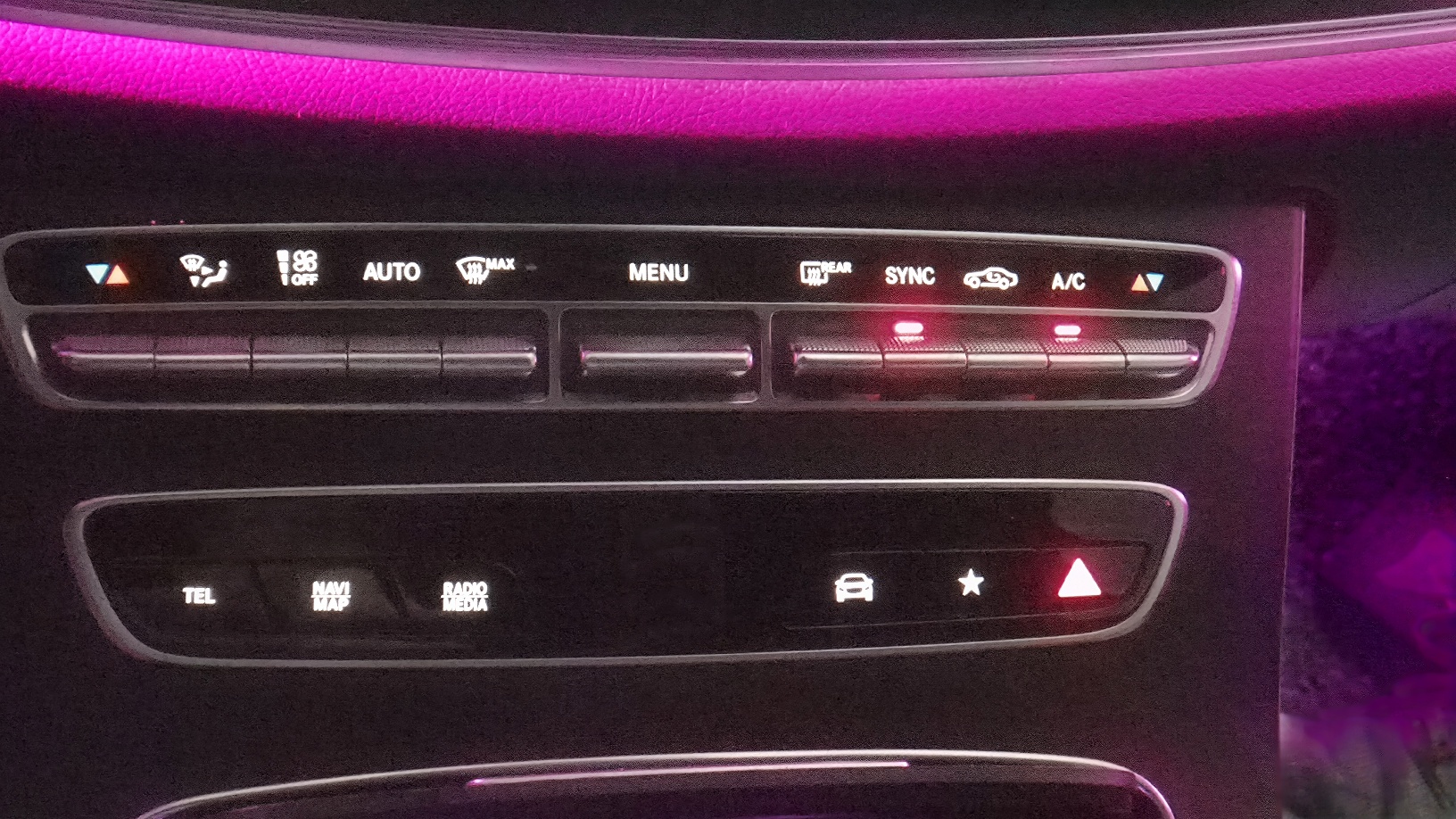 Mercedes-Benz E-Class 2021 공조 패널 전체. AUTO, MENU, REAR, SYNC, A/C 등 냉난방 버튼 위치가 표시된 센터 콘솔