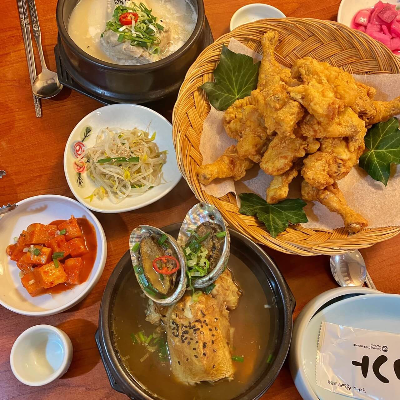 삼계탕과 반찬 치킨 