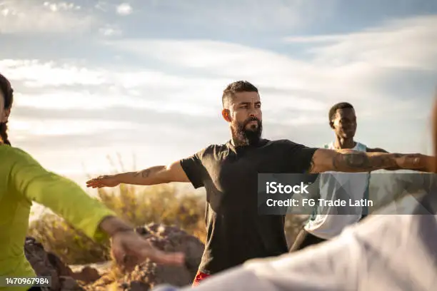 집중하며 운동하는 남성의 모습