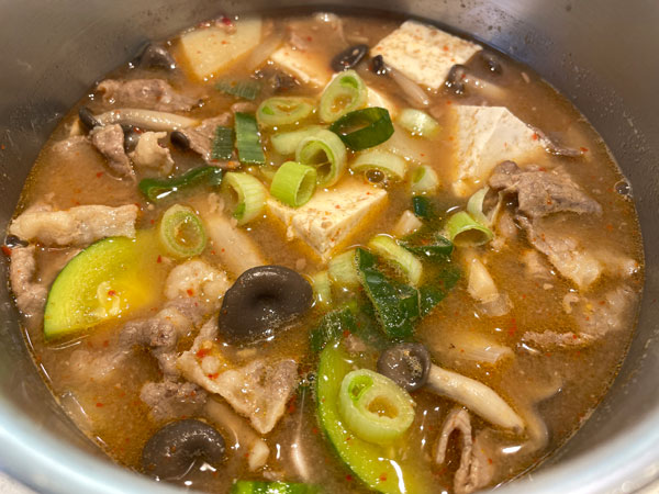 된장찌개 맛있게 끓이는 방법 - 불 끄고 대파 뿌려서 완성