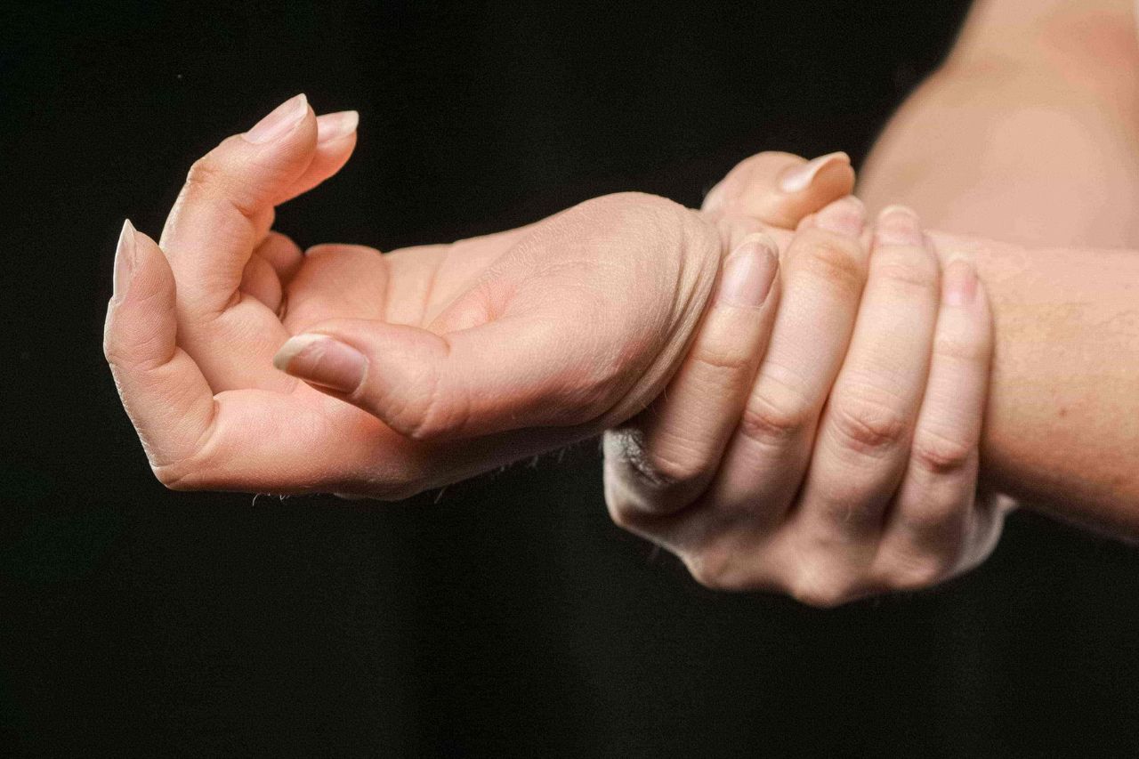 손목 통증과 시림의 원인과 치료법