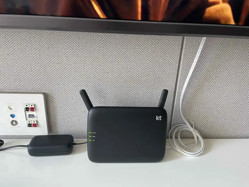 중계기 설치한후 전선이 밖으로 보이고 있는 모습