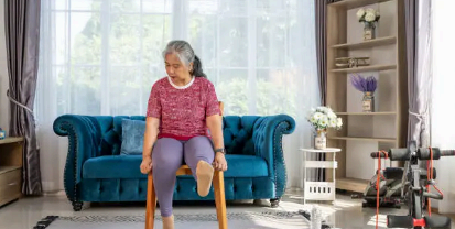 노인 의자 다리올리기 이미지사진