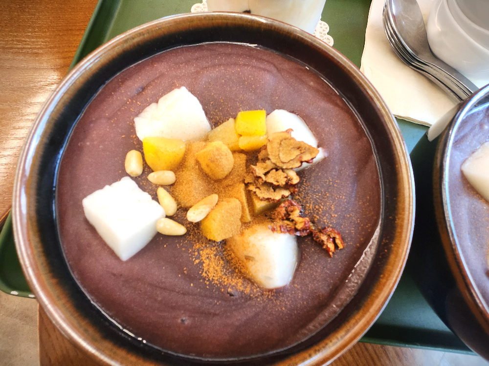 수제 단팥죽과 토핑 클로즈업