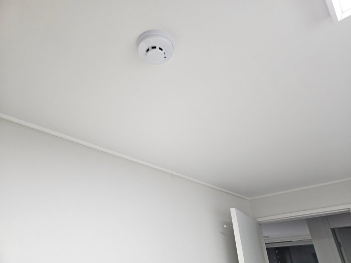 감지기가 설치되어있는 천정 모습