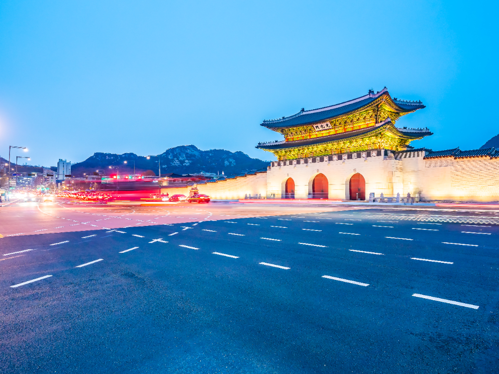 경복궁 앞에 큰 도로와 차들