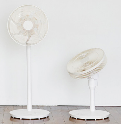 선풍기 높이를 달리한 하얀색 선풍기 두대