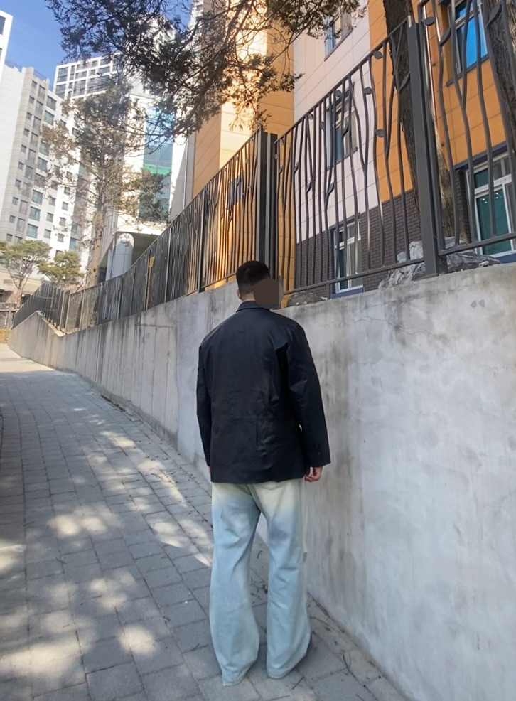 데일리룩('26.2.28.)아크메드라비 ADLV 카우하이드 레더재킷 레더블레이저, 스컬프터 니트 티셔츠, 에러스익셉티드 와이드 연청 데님 팬츠, 컨버스 올스타 클래식 트레이너 옥스