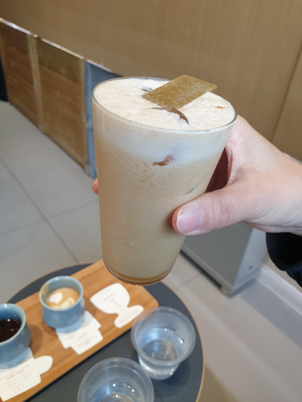 시큼한 맛이 돋보였던 커피. 위에 뭐가 올려져있다.