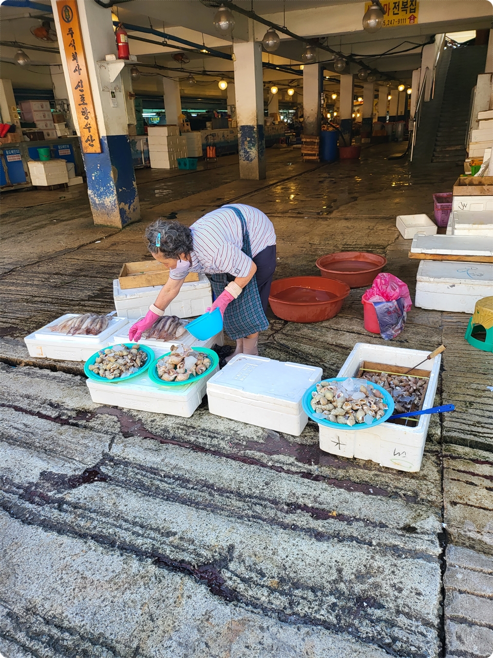 한산한 어시장 자판