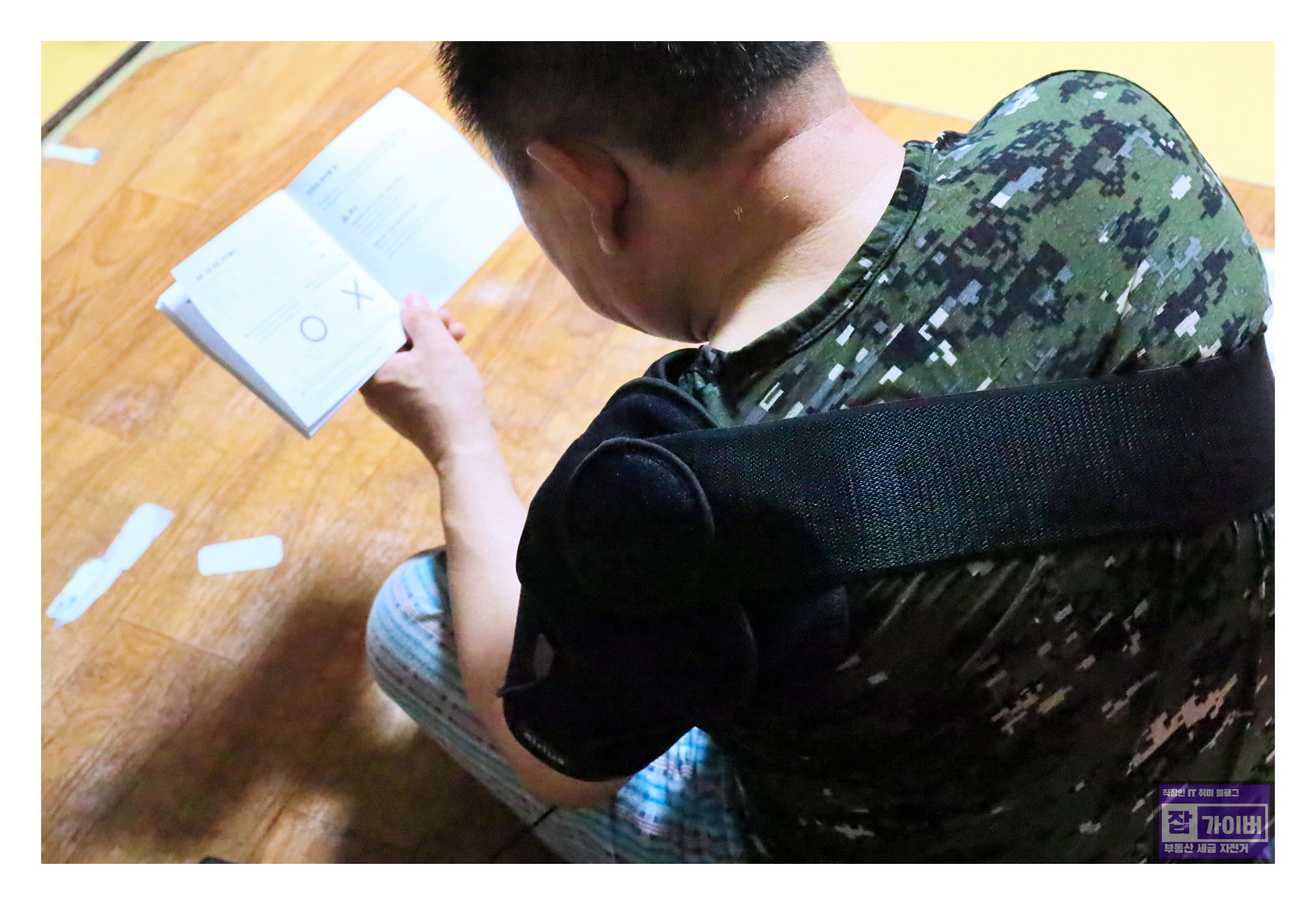 시리어스 LED 근적외선 마사지기 전체 구성과 어깨 사용 장면