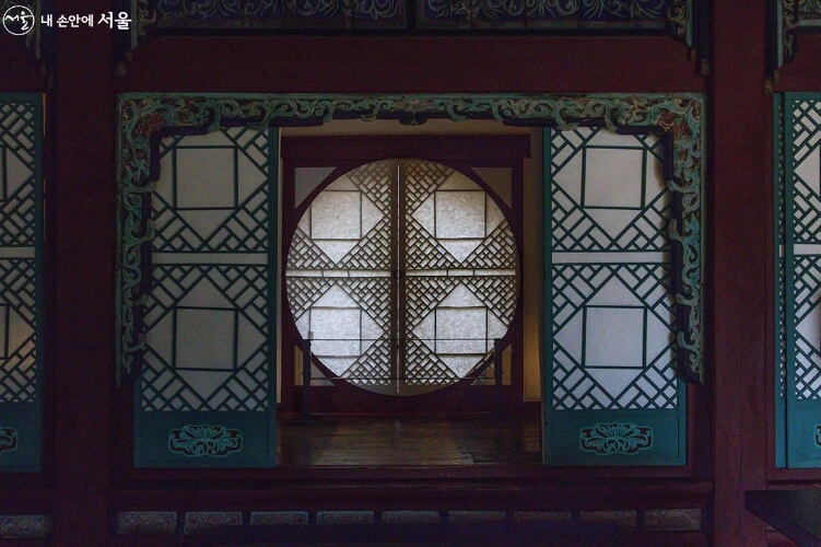 집옥재 만월창이 닫혀진 모습