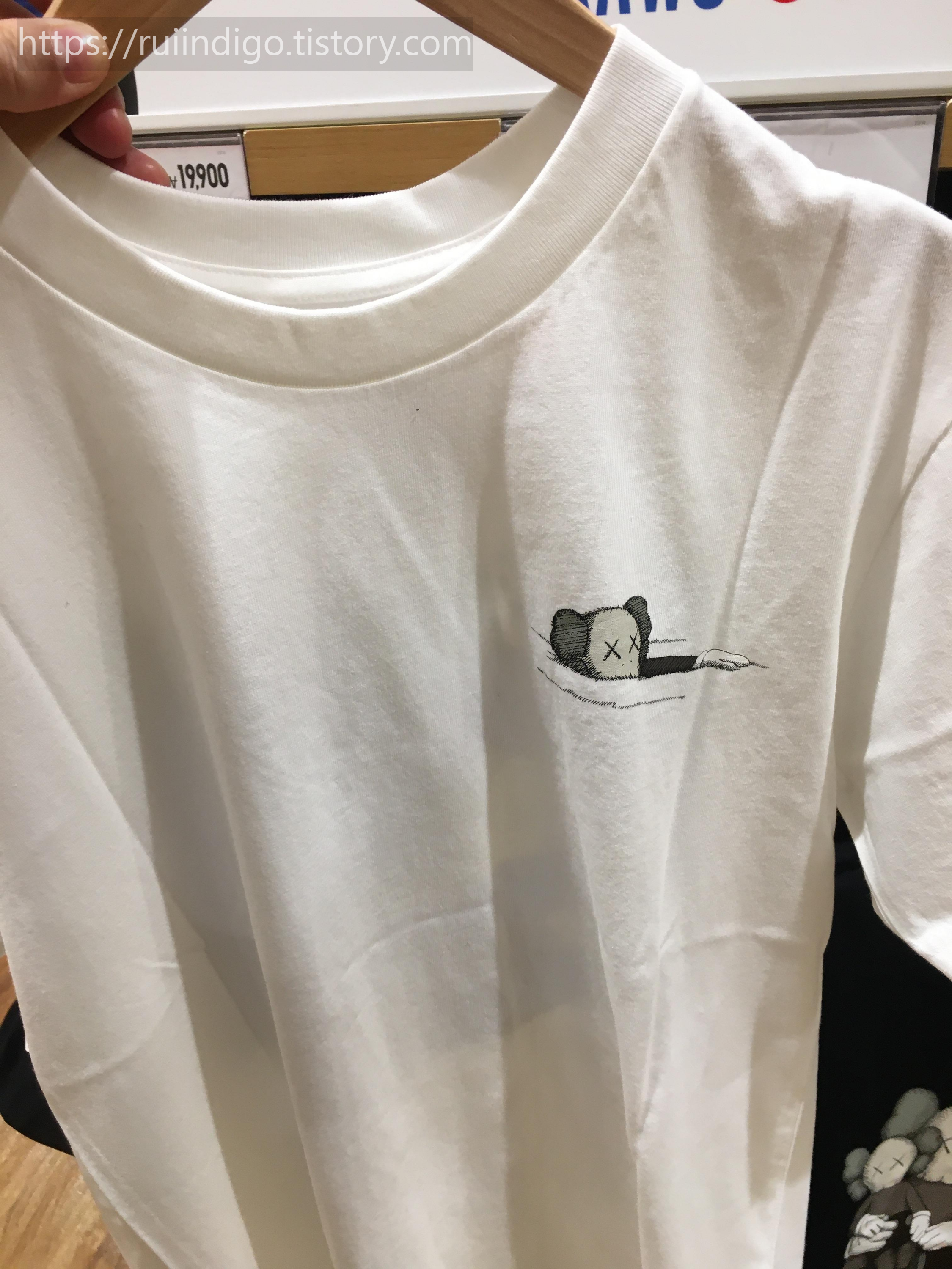 홀에 빠진 KAWS가 간신히 올라온 모습이 그려진 유니클로 가을 신상 티셔츠