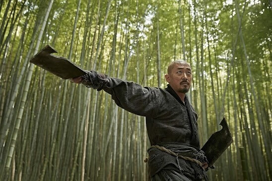 대나무 숲에서 연장을 휘두르는 도치