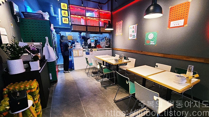 인천-미추홀구-용현동-감탄계숯불치킨-내부-분위기