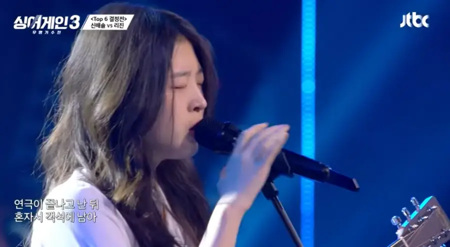 싱어게인3-
파란 무대배경 흰셔츠 검은 스탠딩마이크를 잡고 노래하는 68호