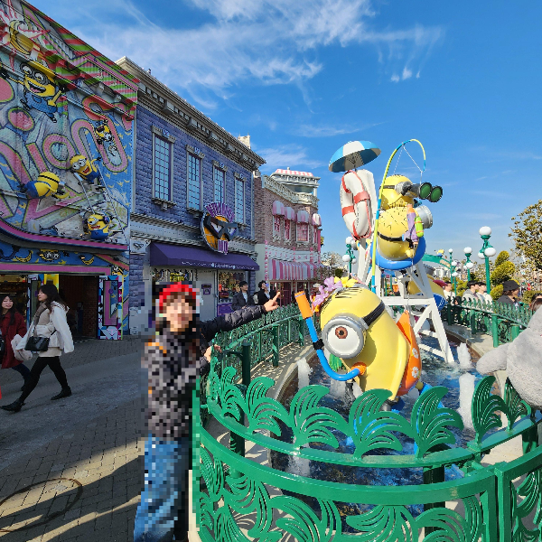미이언즈 구조물에 기대어 사진을 찍는 모습