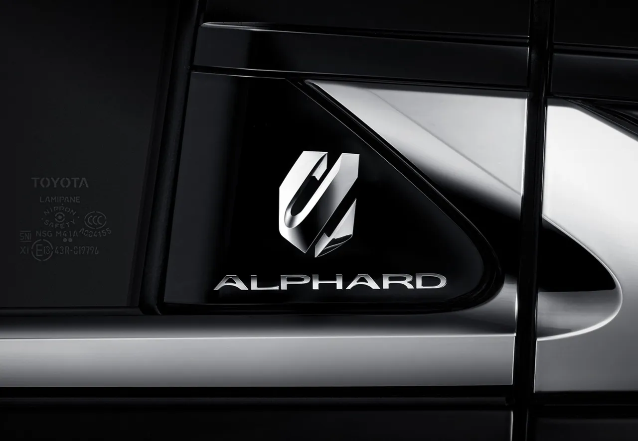 토요타 알파드 하이브리드 차량 이미지