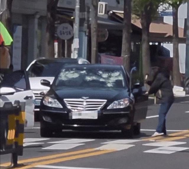 울산 도로 한복판 고무망치 난동 영상: "내려!" 아내 탄 차량 앞유리 박살 낸 50대 체포