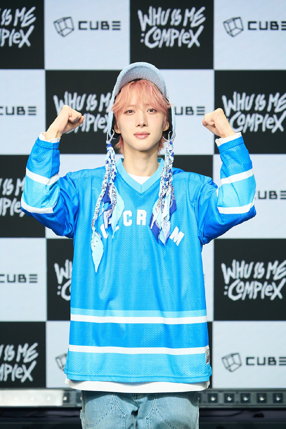 펜타곤 후이가 16일 서울 광진구 예스24 라이브홀에서 열린 첫번째 미니앨범 'WHU IS ME : COMPLEX' 발매 기념 쇼케이스에서 포즈를 취하고 있다. [사진=큐브엔터테인먼트]