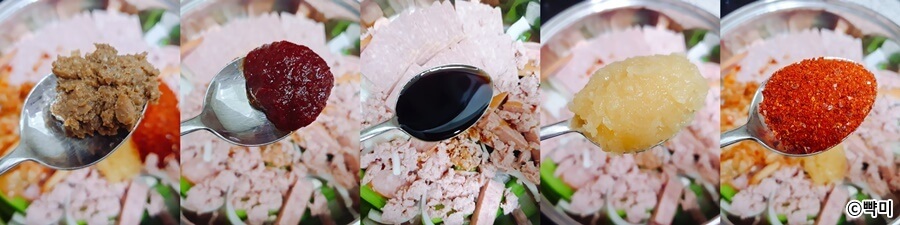 부대찌개 양념장 재료를 모두 넣어 고루 섞는 모습 백종원 부대찌개 스타일
