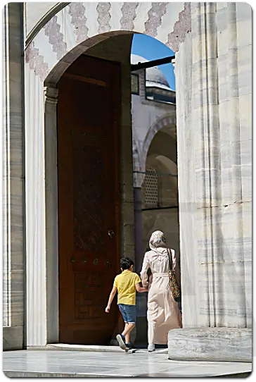 히잡을 쓴 여성과 아이