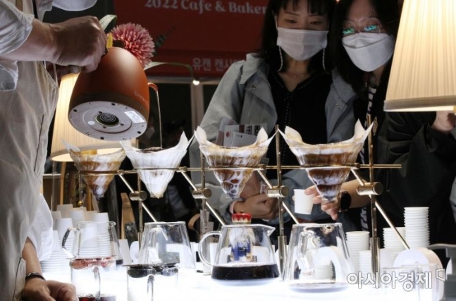 지난해 10월6일 경기 고양시 킨텍스에서 열린 '2022 카페 앤 베이커리페어'를 찾은 시민들이 커피를 맛보고 있다.