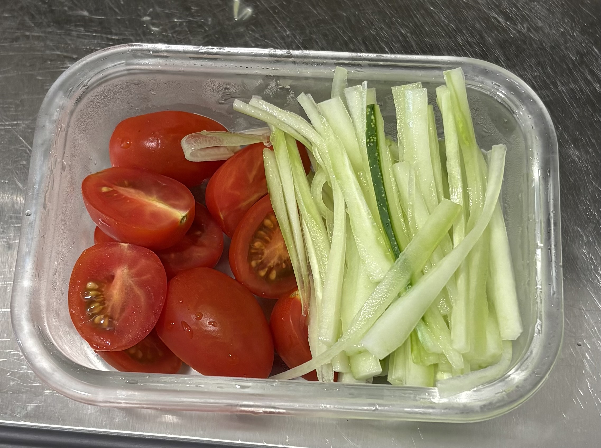 반으로 자른 방울토마토, 채 썬 오이