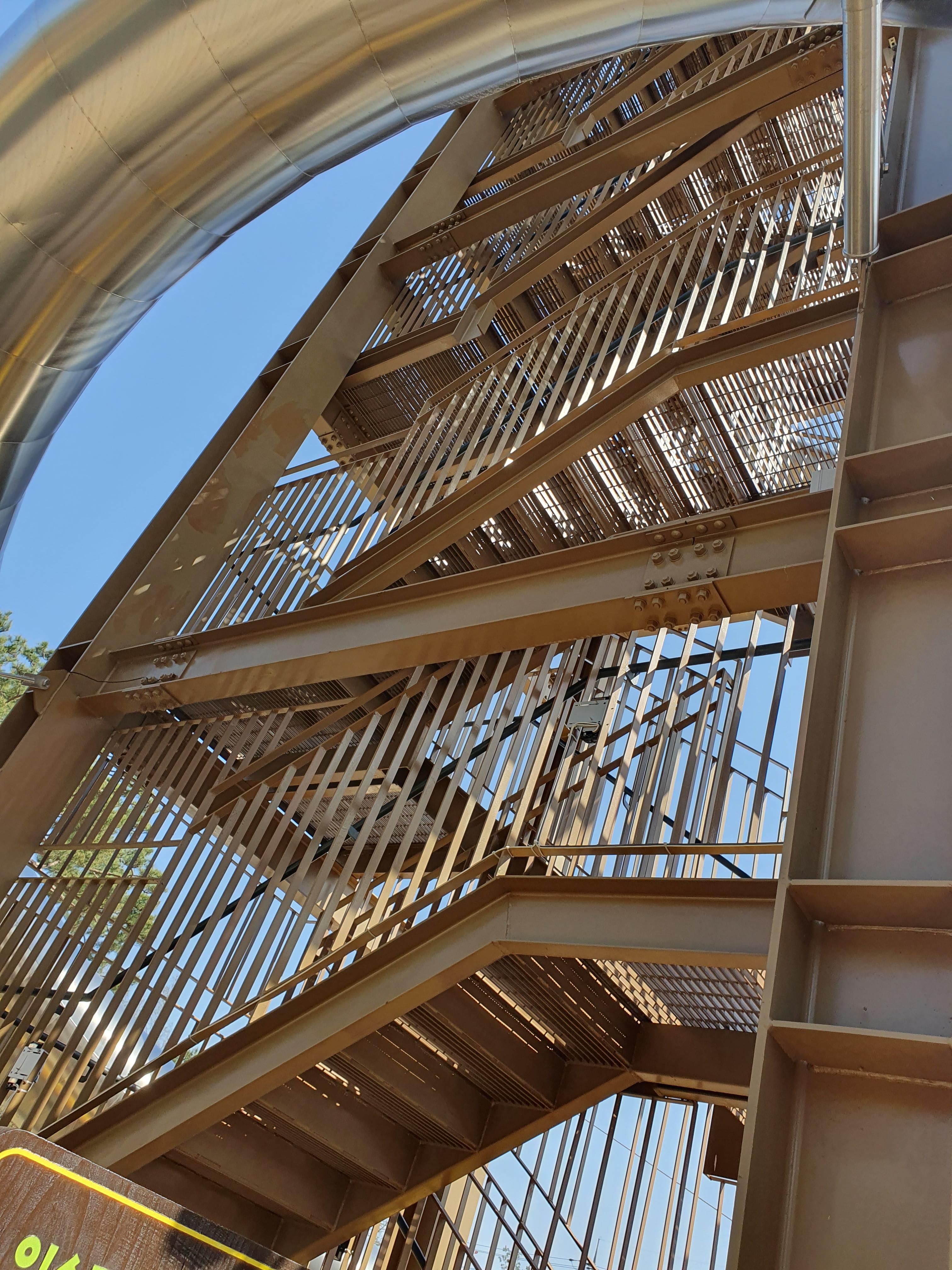 익산 다이노 키즈월드 슬라이드를 타기위해서 이계단을 올라가야함.