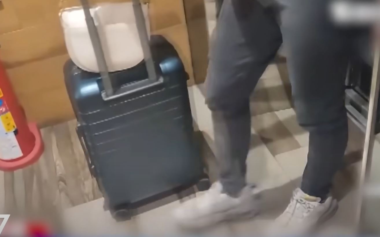 여자친구의 캐리어를 옮기는 살해용의자