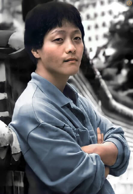 유재하가-팔짱을-끼고-기대고-있는-사진