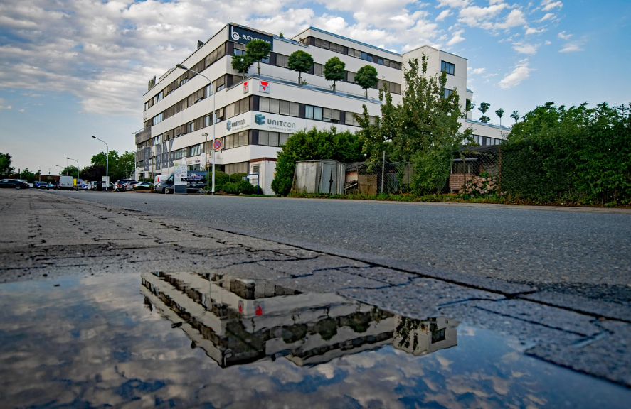 사라지지 않고 남은 건물들, 그 빈자리의 의미