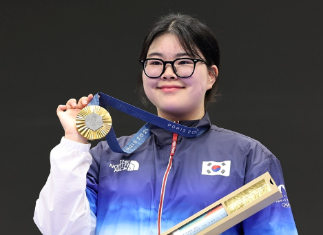 오예진 오메가 시계