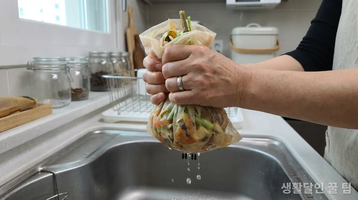 음식물 쓰레기의 물기를 제거하는 손