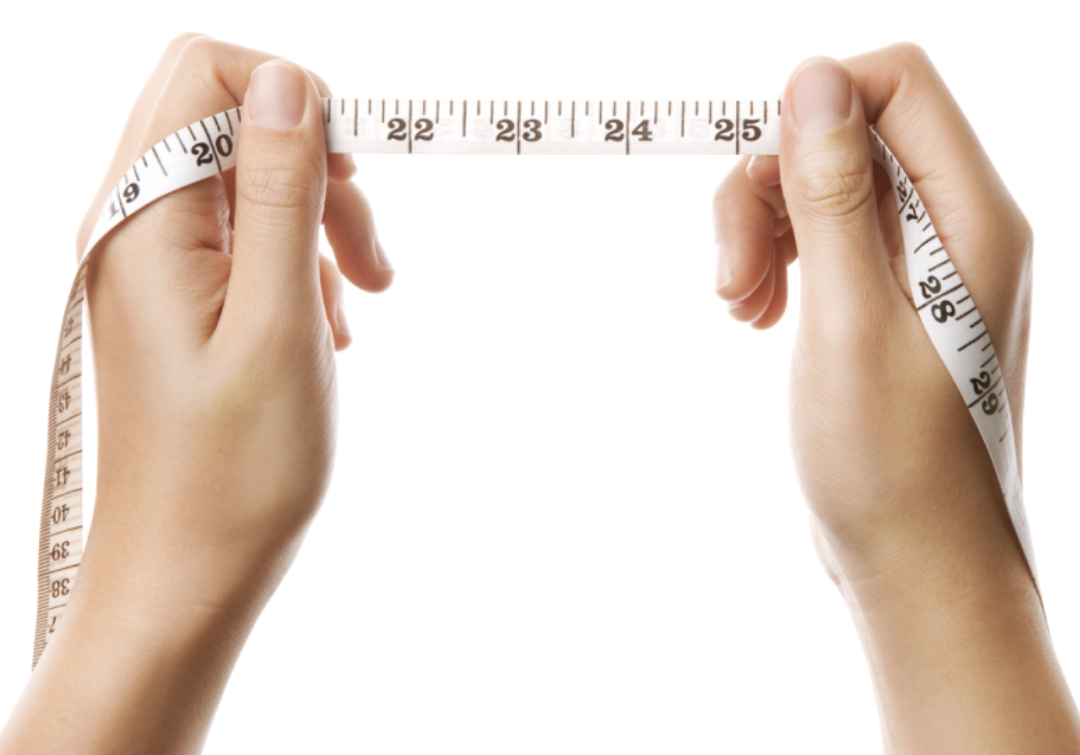 허리 둘레를 재기 위한 줄자를 들고 있는 여성