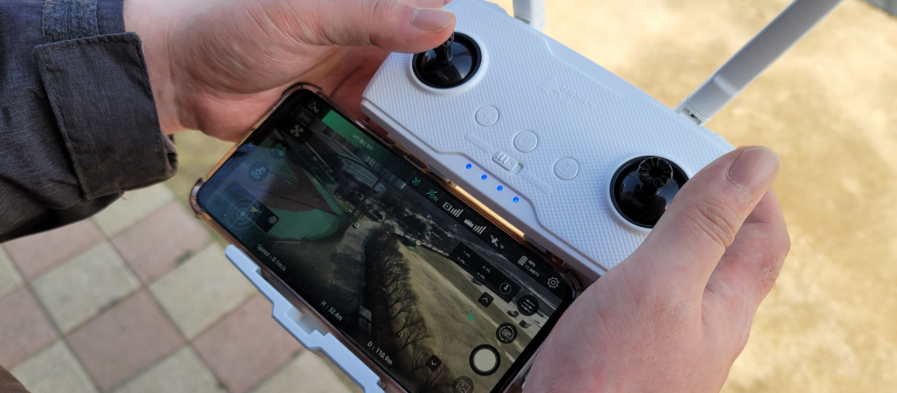 드론 조종기를 미세하게 움직여서 촬영하기