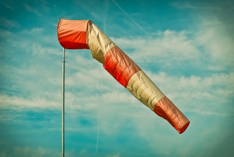 바람의 방향을 알려주는 하늘의 깃발