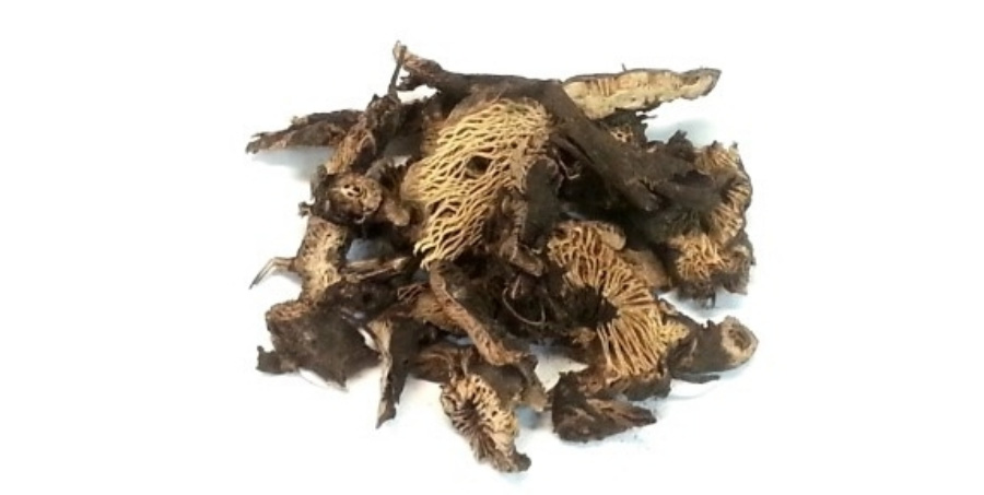 야생에서 채취를 한 승마를 깨끗하게 세척하고 건조시킨 것을 편으로 썰어서 하얀 바닥 위에 수북하게 놓아두고 찍은 사진