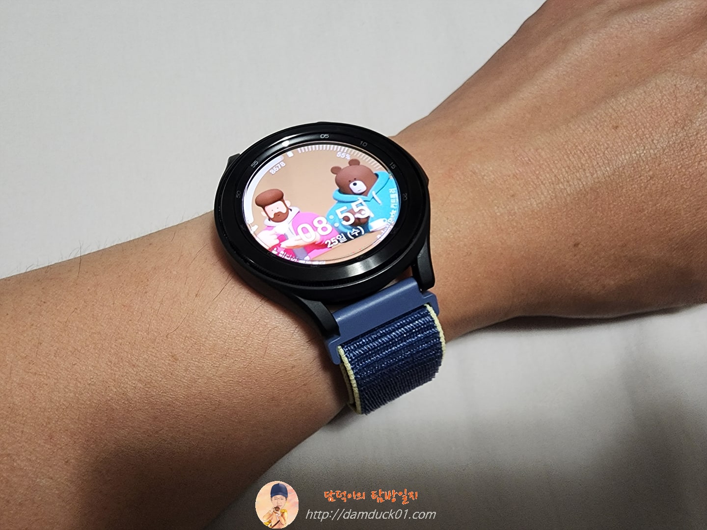 갤럭시 워치4 클래식 Sports Loop 스트랩 착용 샷